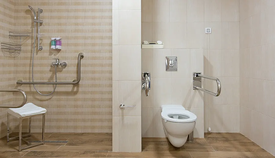 Barrierearmes Bad mit Haltegriffen, bodengleicher Dusche und erhöhtem WC